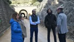 Un momento de la visita a la Vía Verde por parte de Fran Valera y la diputada Yolanda Ballesteros, entre otros.