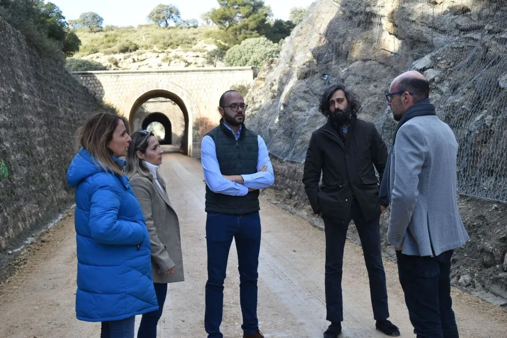 Un momento de la visita a la Vía Verde por parte de Fran Valera y la diputada Yolanda Ballesteros, entre otros.